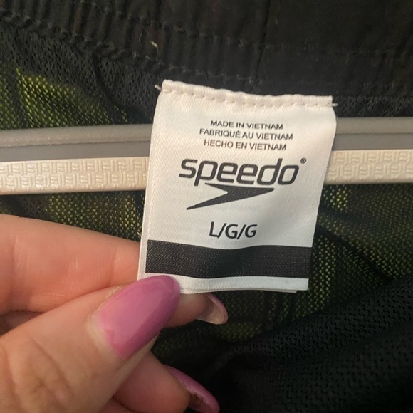 Mens Speedo large black with fluorescent green on pockets and drawstring . - Picture 7 of 8